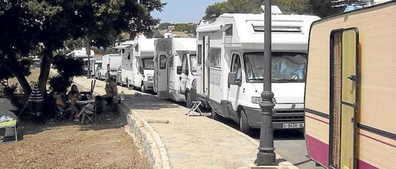 Varias autocaravanas estacionadas.