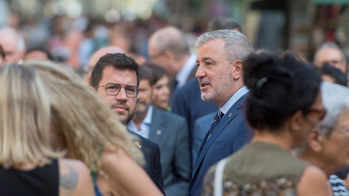 Conversación informal del alcalde barcelonés Jaume Collboni y el presidente de la Generalitat, Pere Aragonés, antes del homenaje a las víctimas de los atentados del 17A en La Rambla