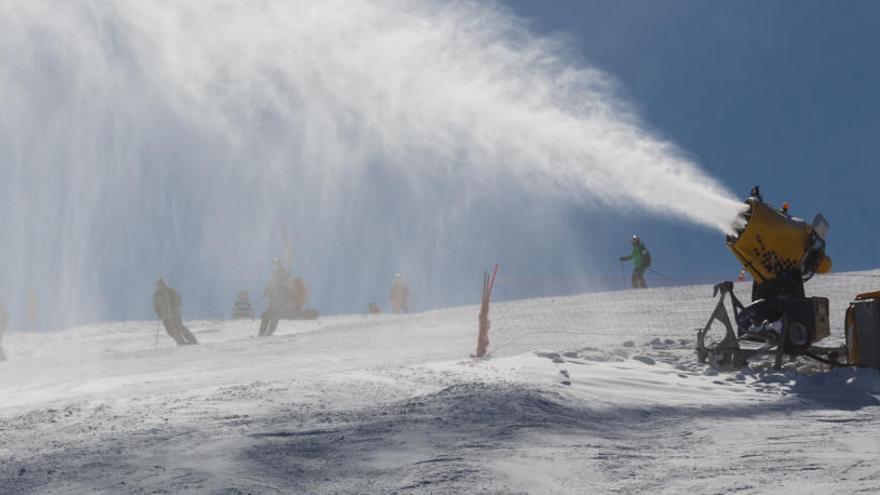 Un cañón de nieve en una estación de esquí.