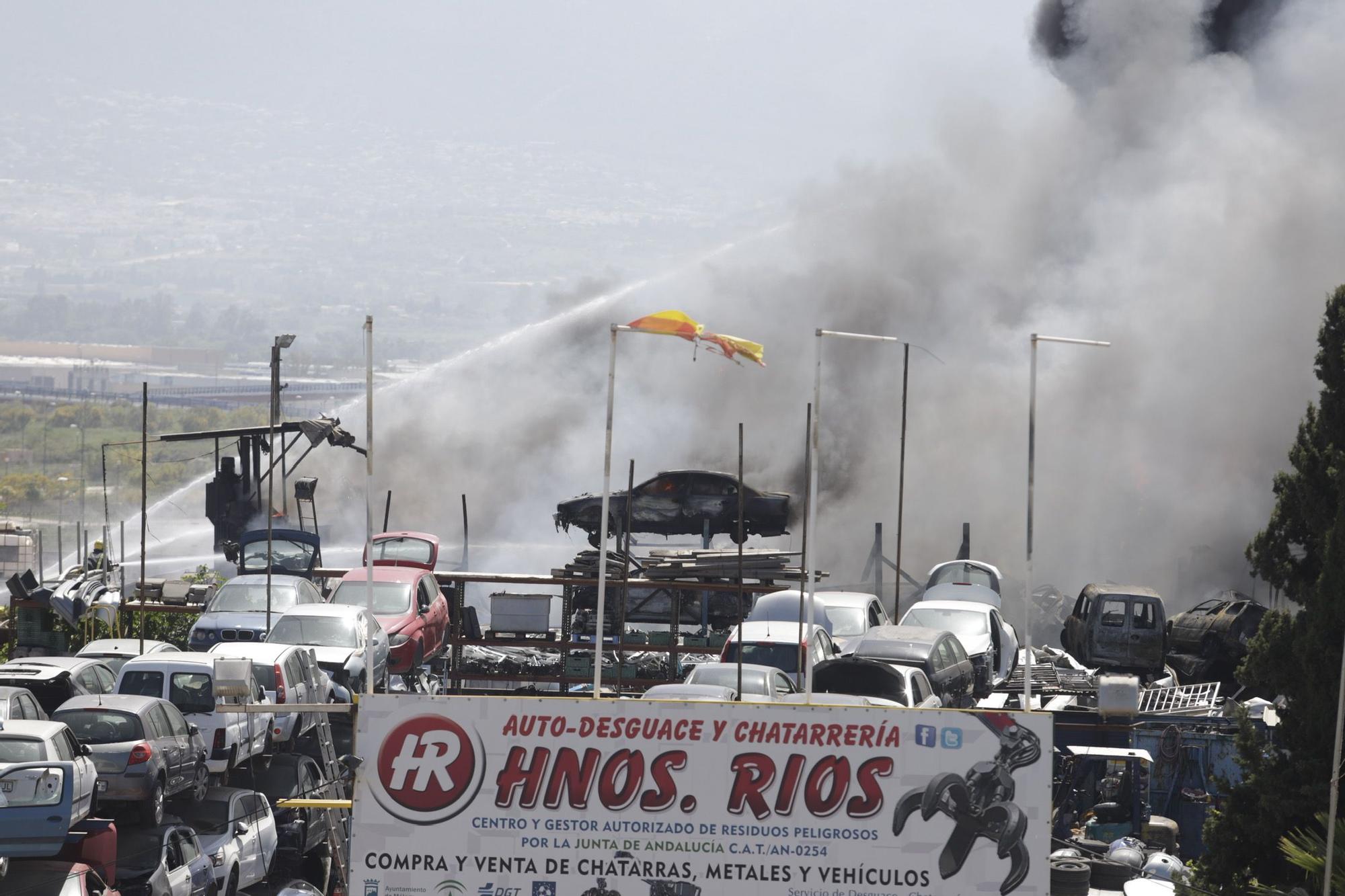 Imágenes del incendio de un desguace en Los Asperones