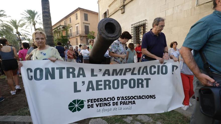 Concentración ante el Consolat contra la masificación turística