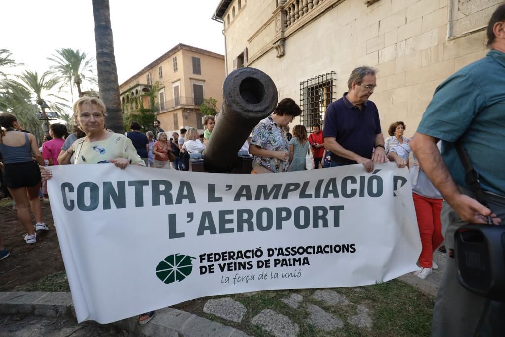 Cientos de personas protestan ante el Consolat contra la masificación turística