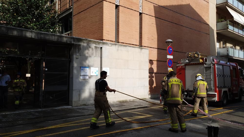 Tasques d'emergència a l'incendi del CAP de Salt