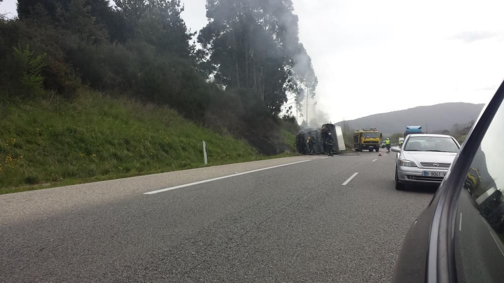 Accidente de un camión en la A-8 a la altura de Villaviciosa