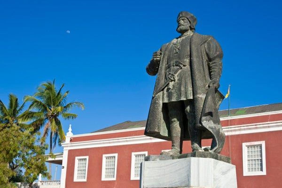 Estatua de Vasco de Gama frente al Palacio y la Capilla de San Pablo.