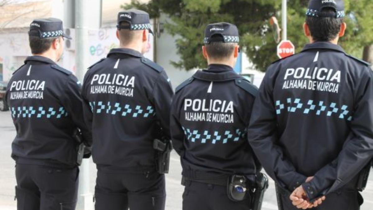 Agentes de la Policía Local de Alhama de Murcia.
