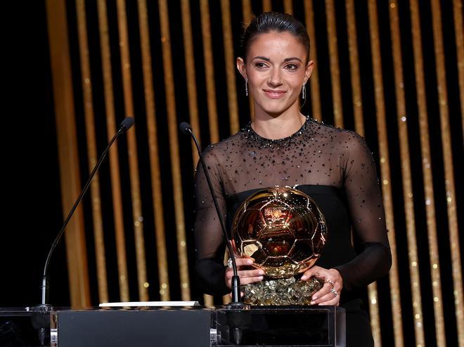 30 octubre 2023. Aitana Bonmatí recibe el Balón de Oro femenino en París.