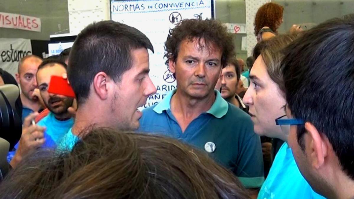 Ada Colau se presenta en la sede ocupada de Movistar