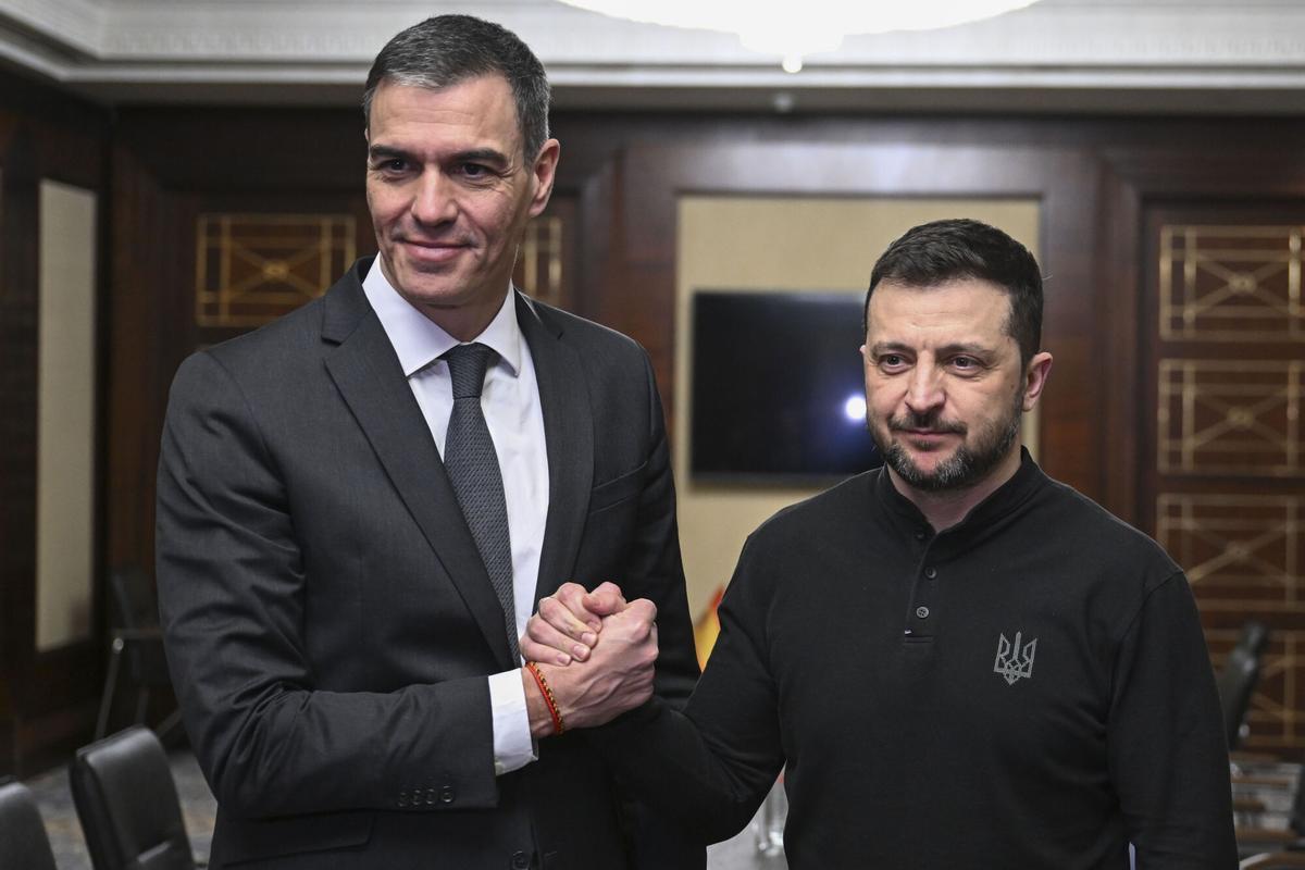 kyiv (UKRAINE), 02/24/2025.- The head of the Spanish Executive, Pedro Sánchez, met bilaterally this Monday in kyiv with the Ukrainian president, Volodímir Zelensky (d), to whom he reiterated that Spain will continue to support Ukraine for as long as necessary to achieve a just and lasting peace. EFE/Pool Moncloa /Borja Puig de la Bellacasa EDITORIAL USE ONLY, USE ALLOWED ONLY IN RELATION TO THE INFORMATION THAT APPEARS IN THE CAPTION (MANDATORY CREDIT). EDITORIAL USE ONLY