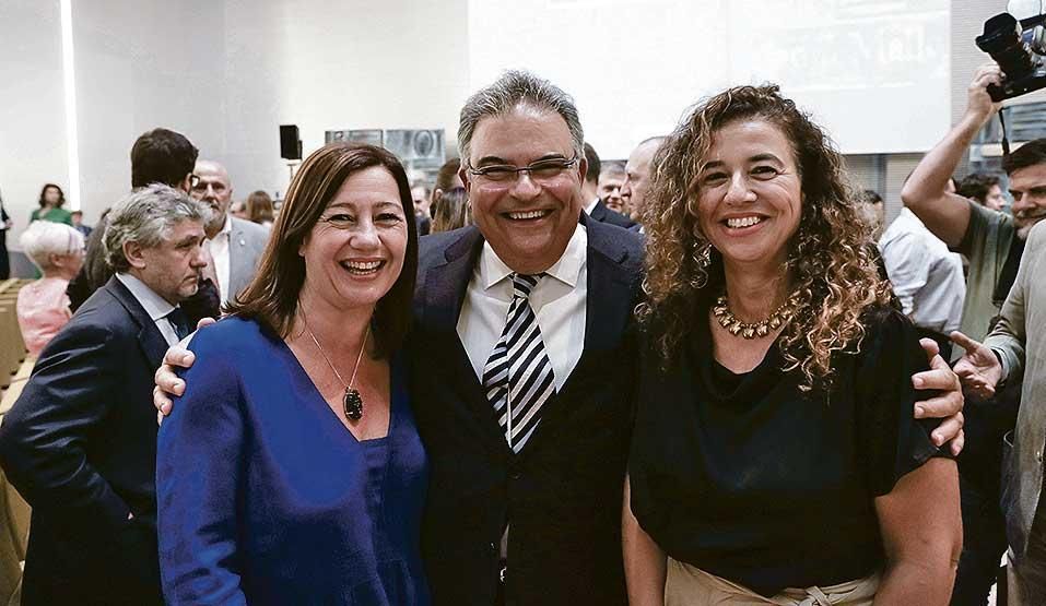 El fiscal superior de Balears, Bartomeu Barceló, con su permanente sonrisa junto a la presidenta del Govern, Francina Armengol, y la consellera y portavoz del Govern, Pilar Costa.