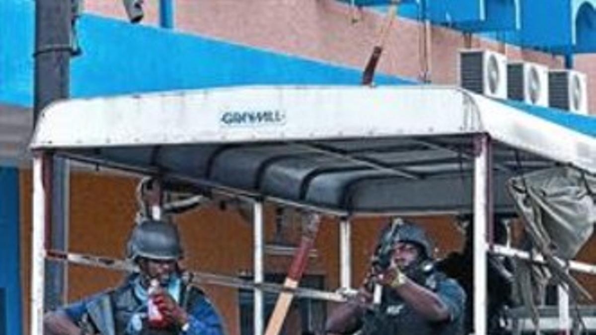 La policía irrumpe en las inmediaciones de un hospital de Kingston con 12 cuerpos en una furgoneta.