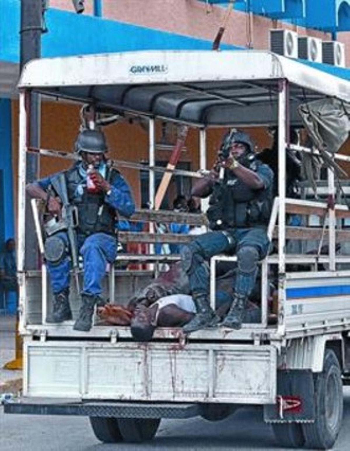 La policia irromp als voltants d’un hospital de Kingston amb 12 cossos en una furgoneta.