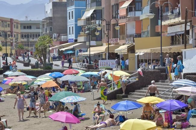 Bañistas y zona de restaurantes en la playa de ...