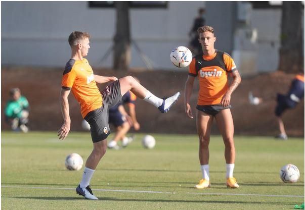 Entrenamiento del Valencia CF en festivo