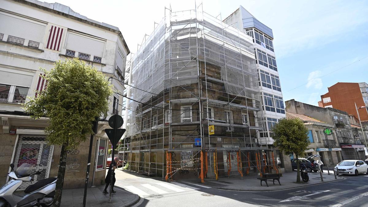 Edificio y bajos comerciales en Sanjurjo Badía que se van a reconvertir a viviendas