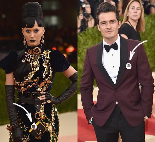 Katy Perry y Orlando Bloom con sus Tamagotchis en la Gala Met 2016