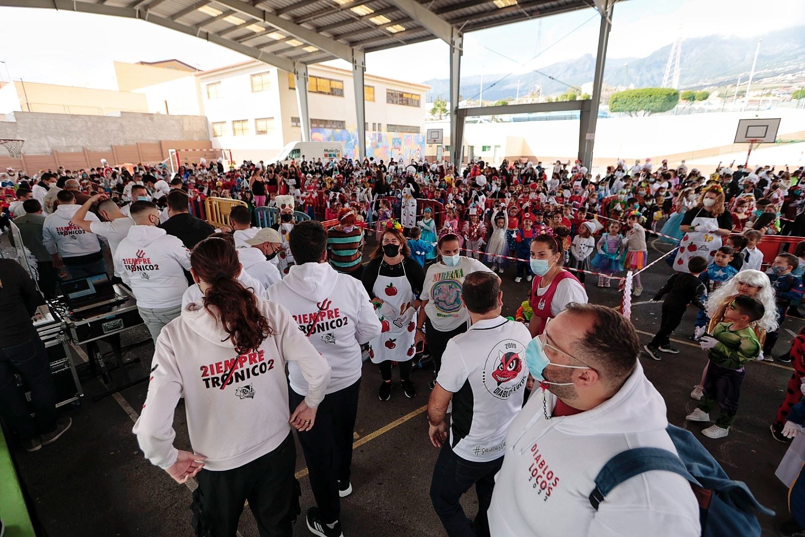 Diablos Locos celebra el Viernes de Carnaval con los alumnos del Príncipe Felipe de Candelaria