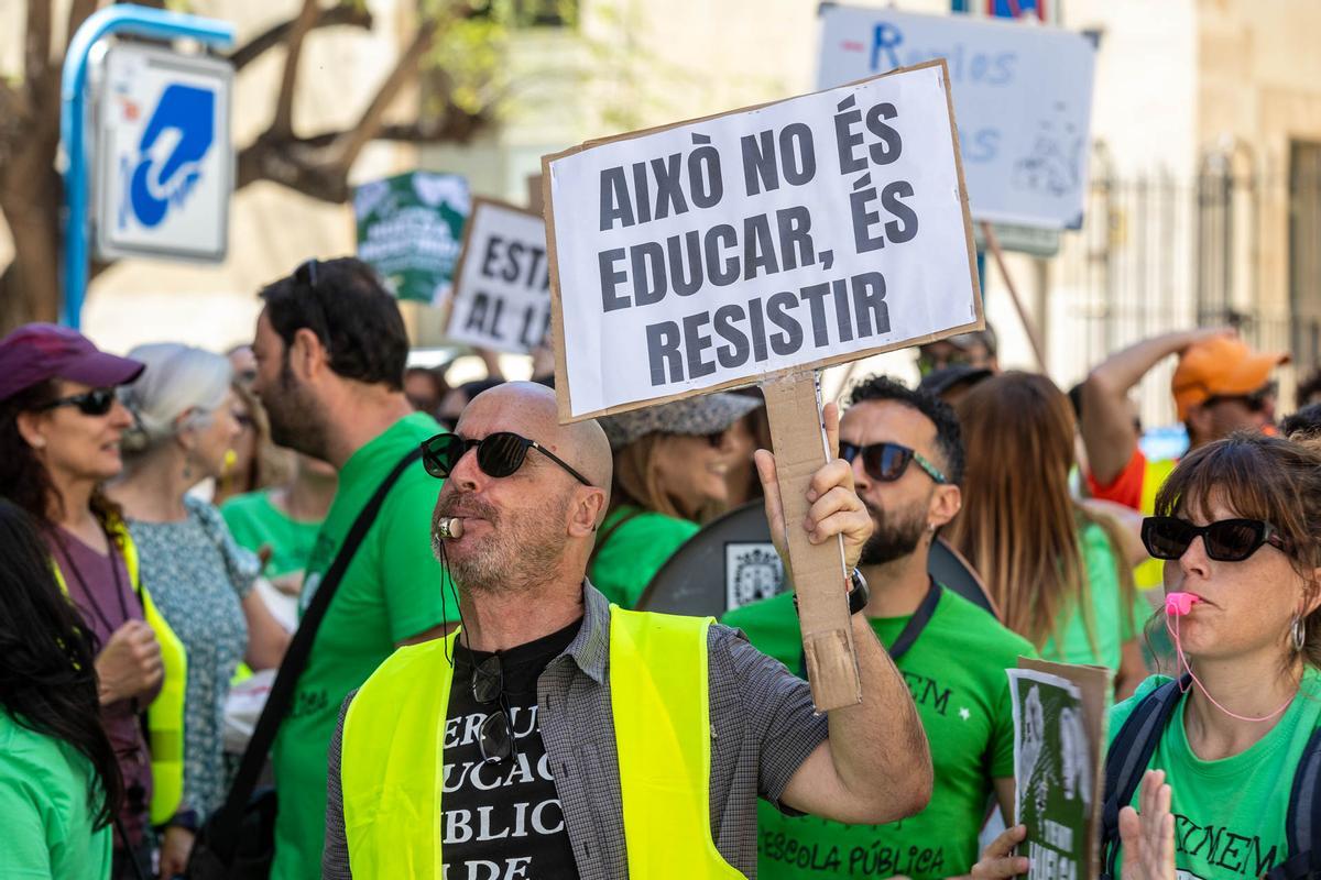 Las calles de Alicante se tiñen de verde por la manifestación de profesores el primer día de huelga de educación