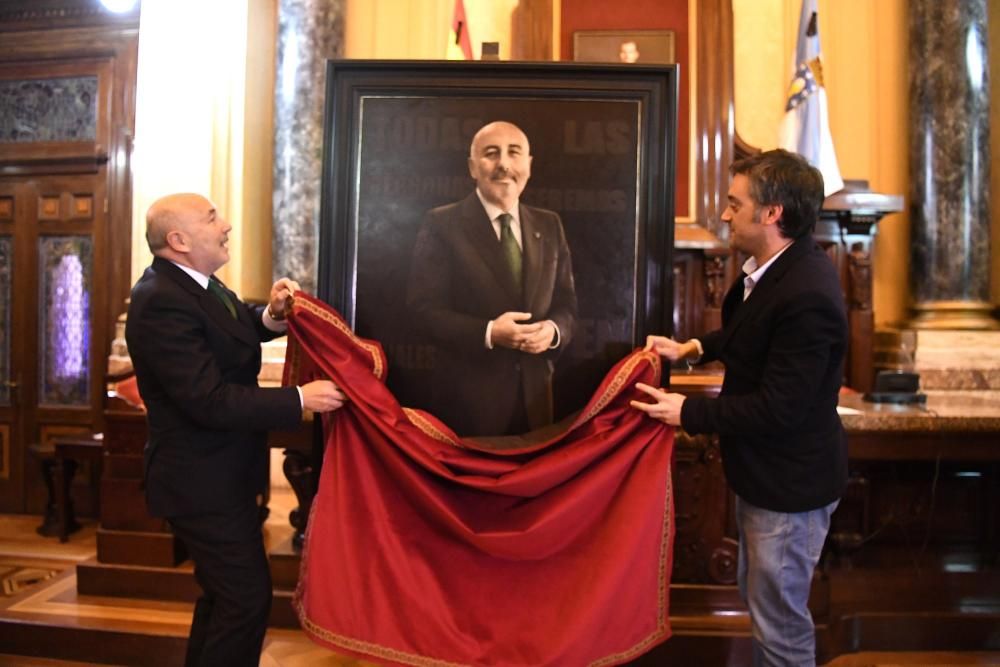 El exalcalde Javier Losada recibe su retrato en un acto en María Pita