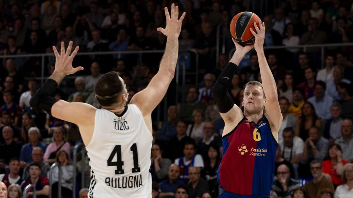 Acción de la primera canasta de Vesely en su regreso