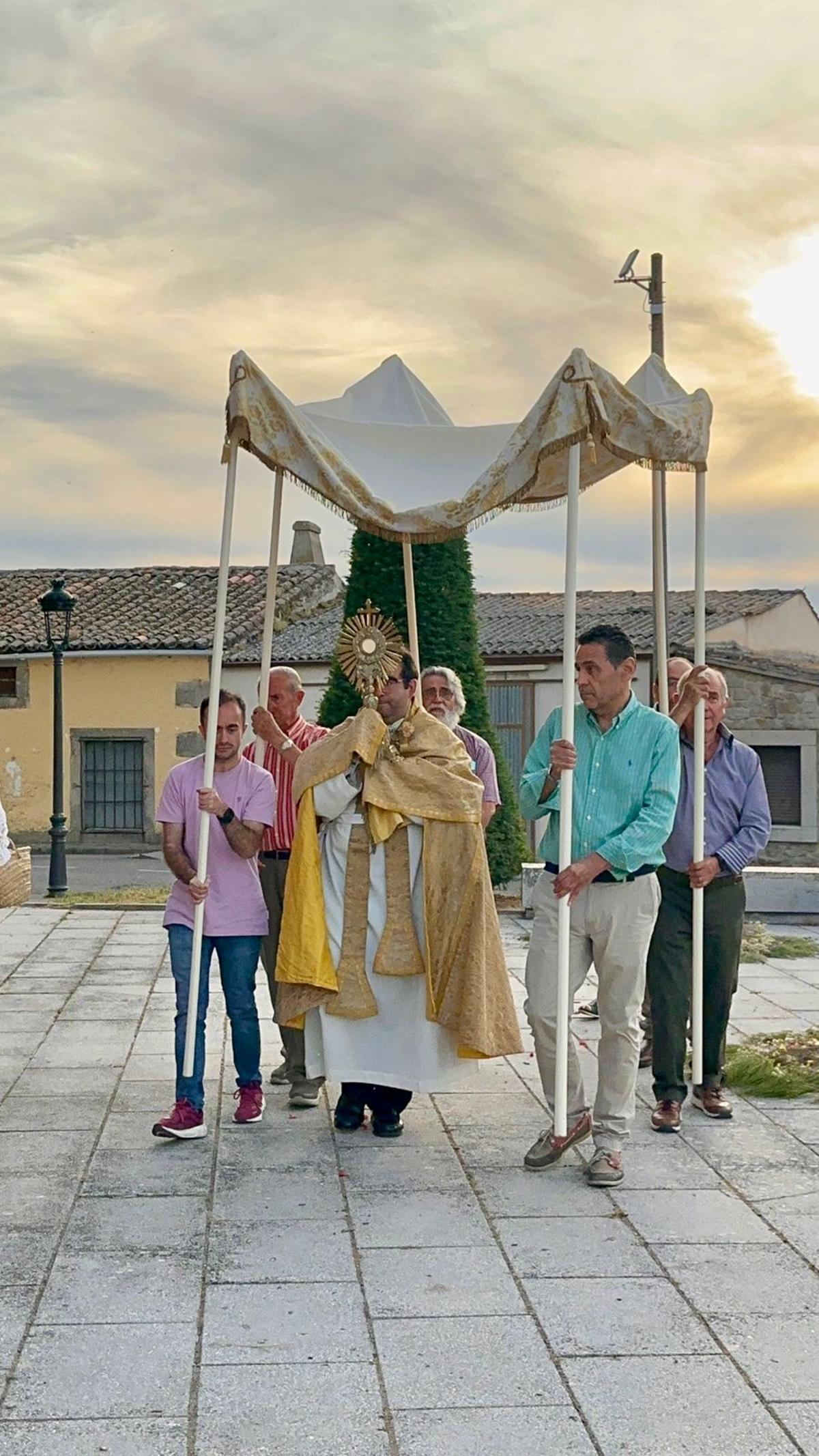 GALERÍA | El Corpus Christi impregna de devoción los pueblos de Zamora