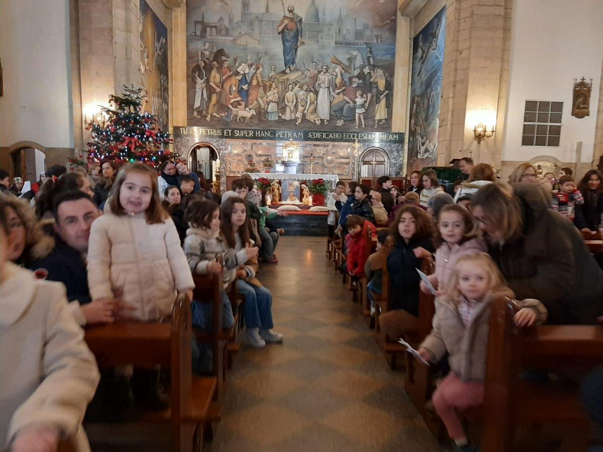 Los Reyes Magos llegan a la Pola para adorar al Niño Jesús y recibir a los pequeños