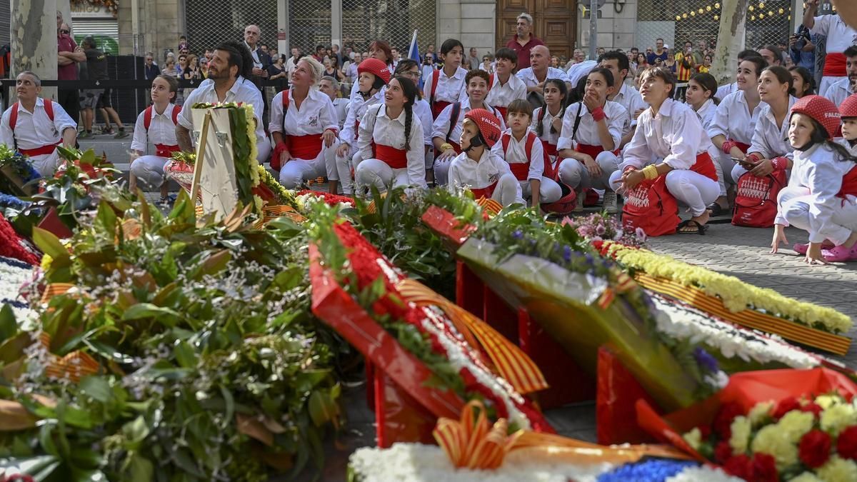 Institucions, partits i entitats en l'ofrena floral a Rafael Casanova en la Diada de 2023.