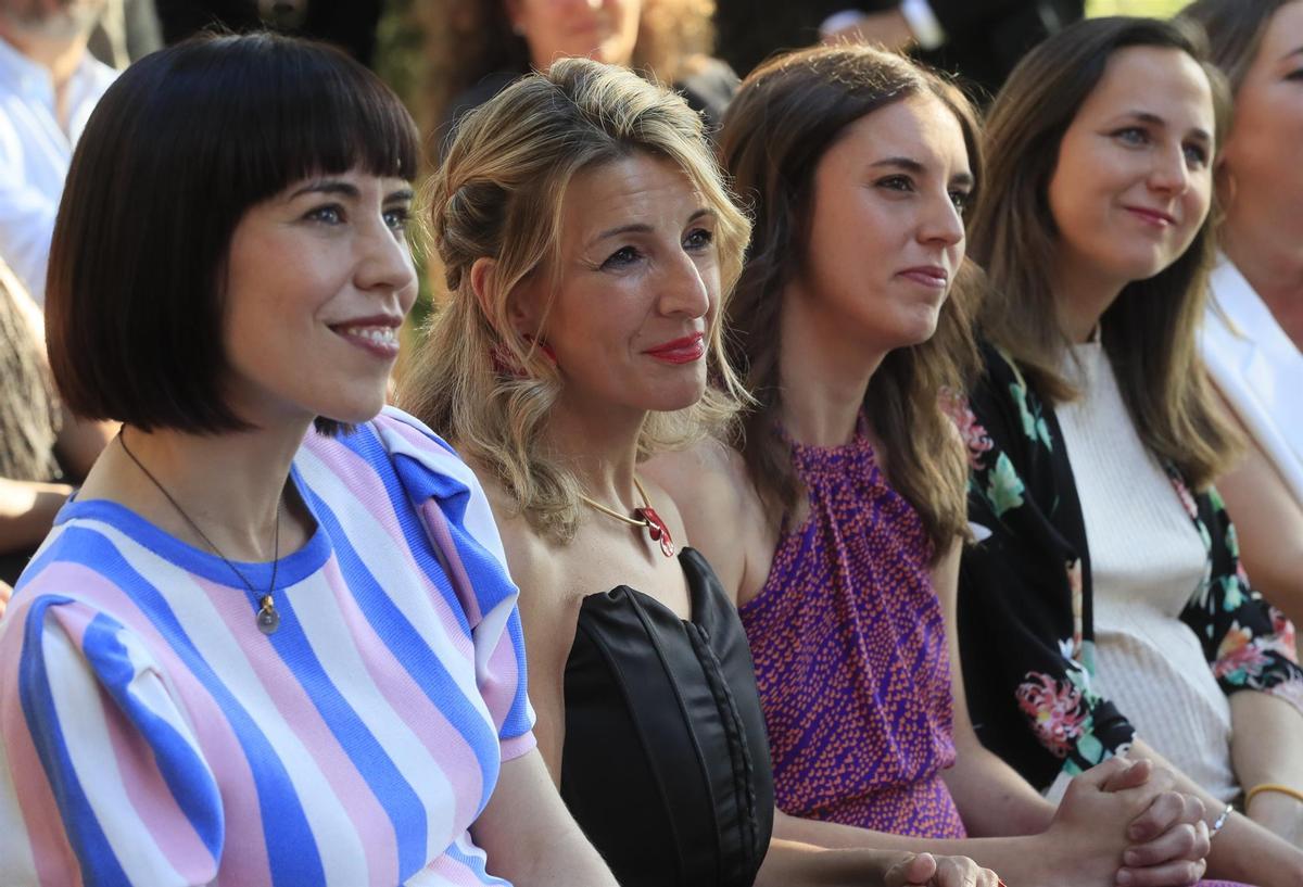 Yolanda Díaz junto a las ministras de Podemos, Irene Montero y Ione Belarra, y la socialista Diana Morant (izq.)