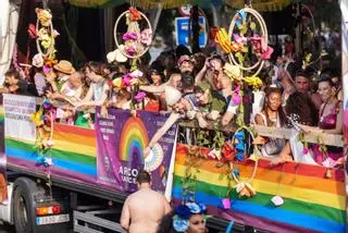 Las carrozas llenan de colores un Pride multitudinario