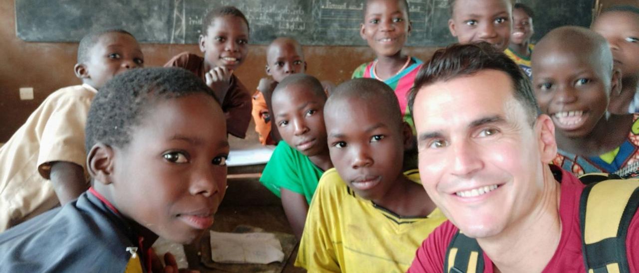 El profesor del CEIP Flor de Azahar Sergio Ramírez, con alumnos de la escuela de Benín hermanada con el centro malagueño. | L.O.