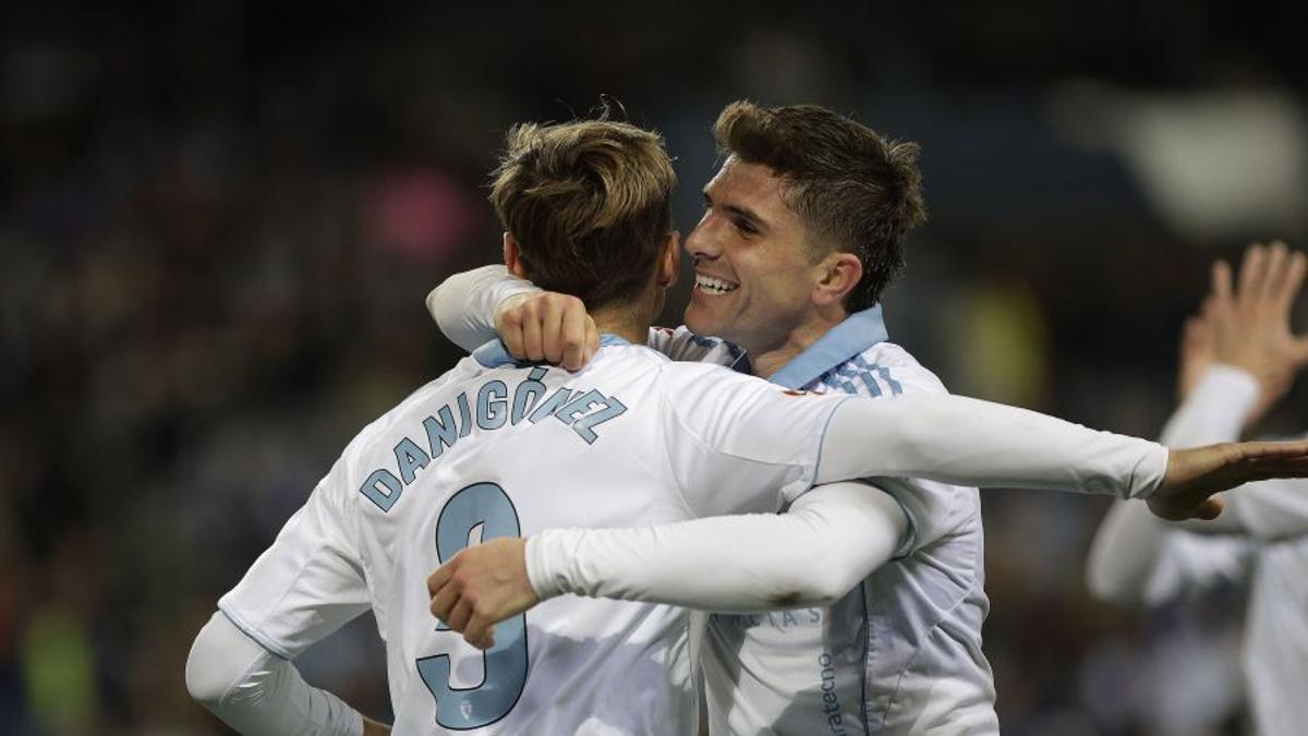 Guti abraza a Dani Gómez tras transformar el penalti en Málaga.
