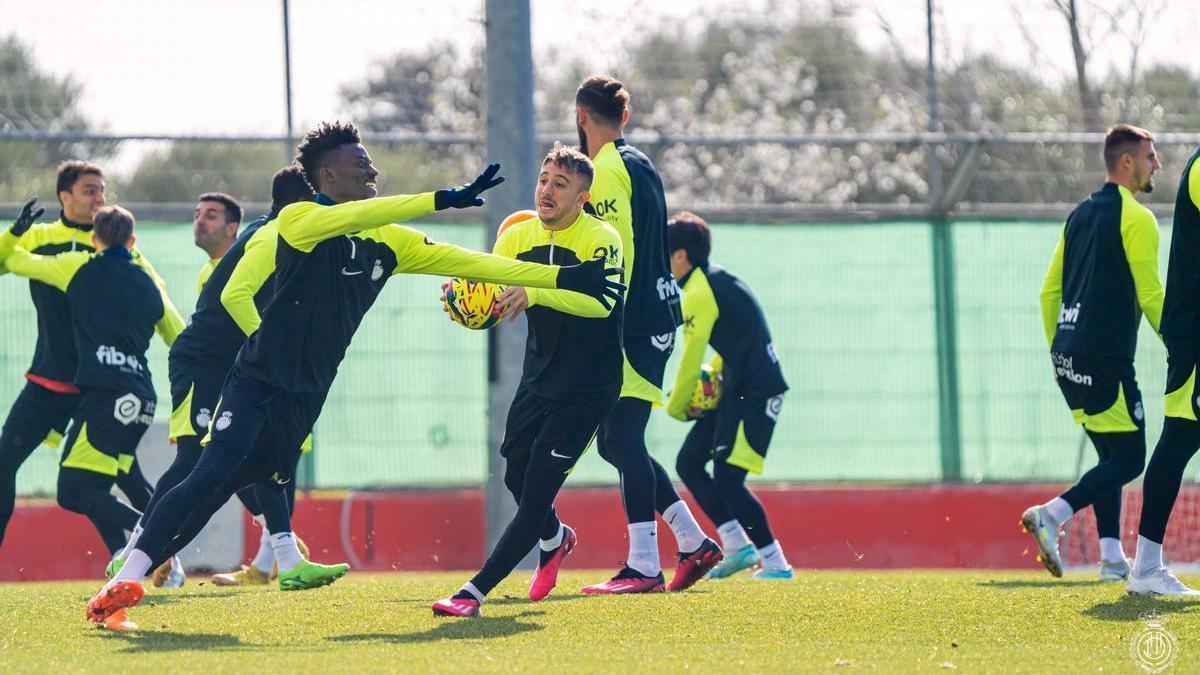 Baba y Maffeo se divierten durante el último entrenamiento en la Ciudad Deportiva de Son Bibiloni.