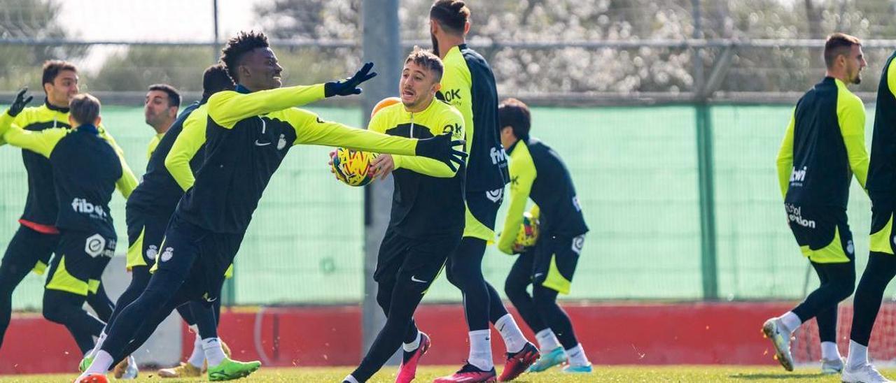 Baba y Maffeo se divierten durante el último entrenamiento en la Ciudad Deportiva de Son Bibiloni.