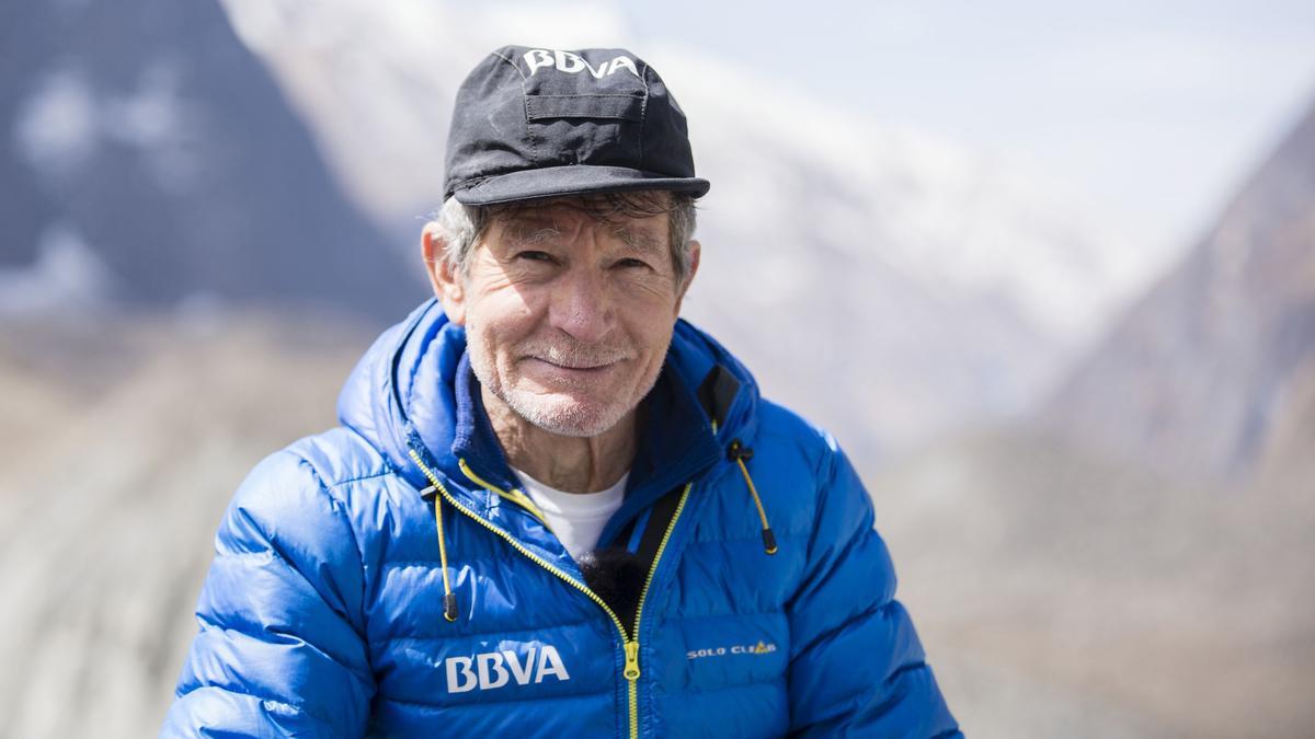 Archivo - El veterano alpinista español Carlos Soria durante una expedición