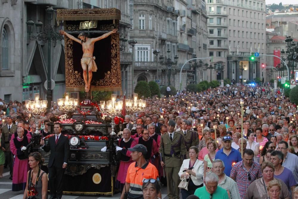 Cientos de miles de seguidores acompañan a la procesión por el centro de Vigo en medio de un asfixiante calor.