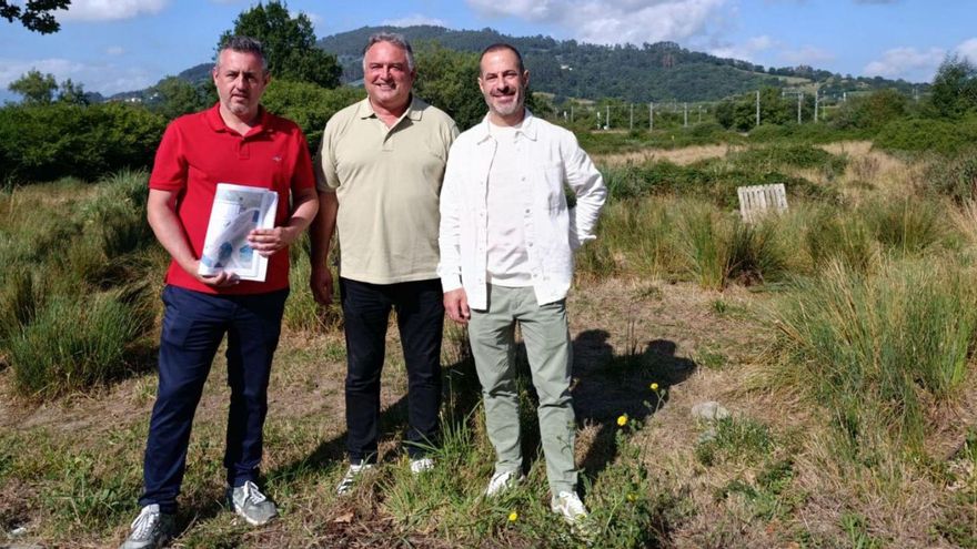 Por la izquierda, Daniel Navarro, Alejandro Villa y Ángel García, ayer, en la parcela para las autocaravanas. | L. R.