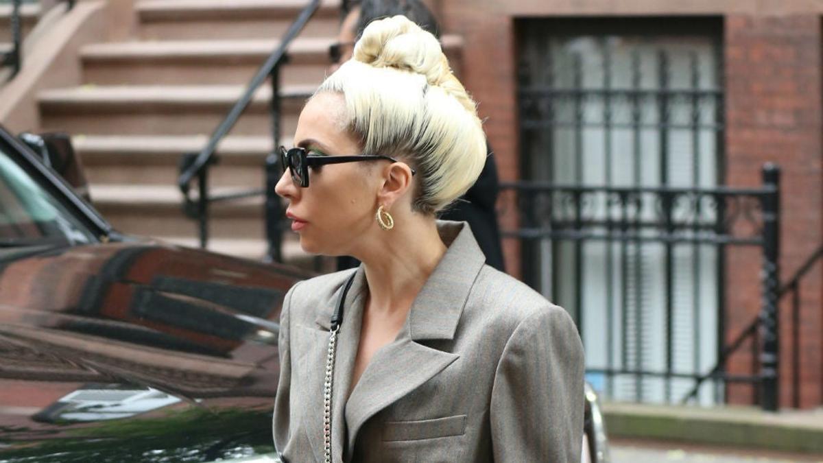 Lady Gaga con traje gris por las calles de Nueva York