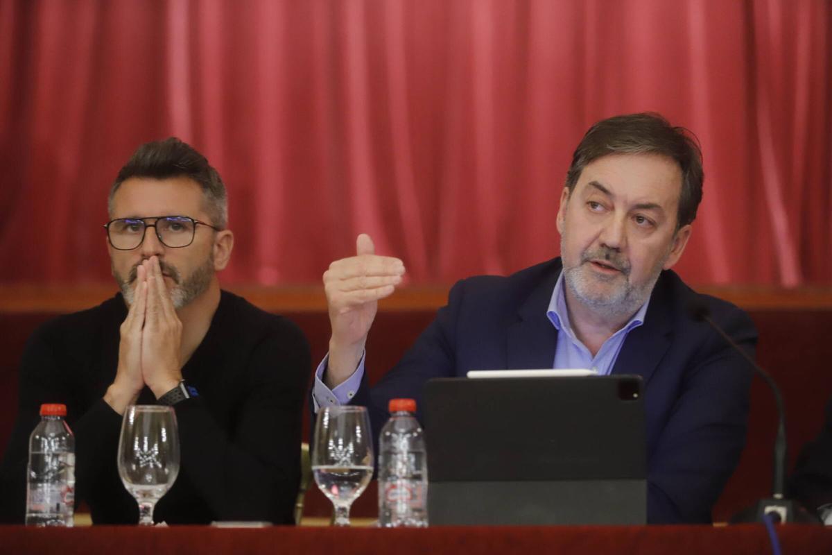 La mesa redonda en el Real Círculo de la Amistad, con protagonistas del Córdoba CF, en imágenes