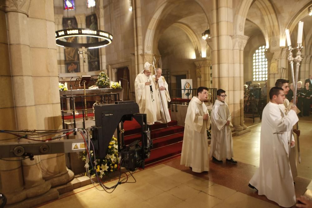 Misa del Día de Todos los Santos oficiada por el arzobispo de Oviedo