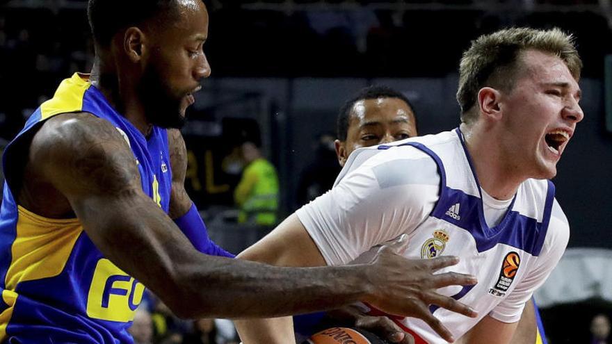 El base esloveno del Real Madrid Luka Doncic lucha el balón.