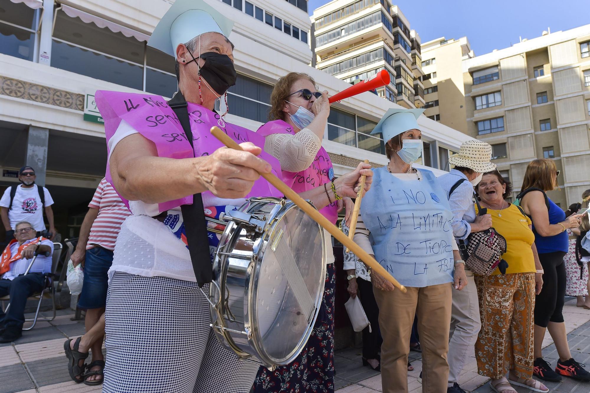 Manifestación contra el recorte en la educación para mayores