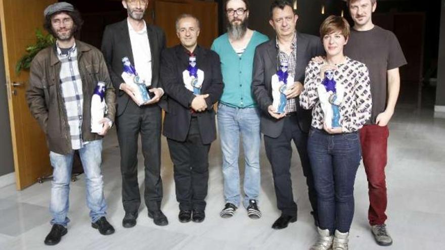 Algunos de los galardonados con los Premios da Crítica posan con sus estatuillas. / josé lores