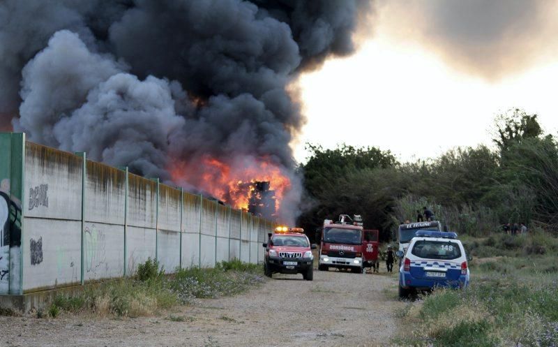 Incendio en un desguace en la Carretera del Aeropuerto