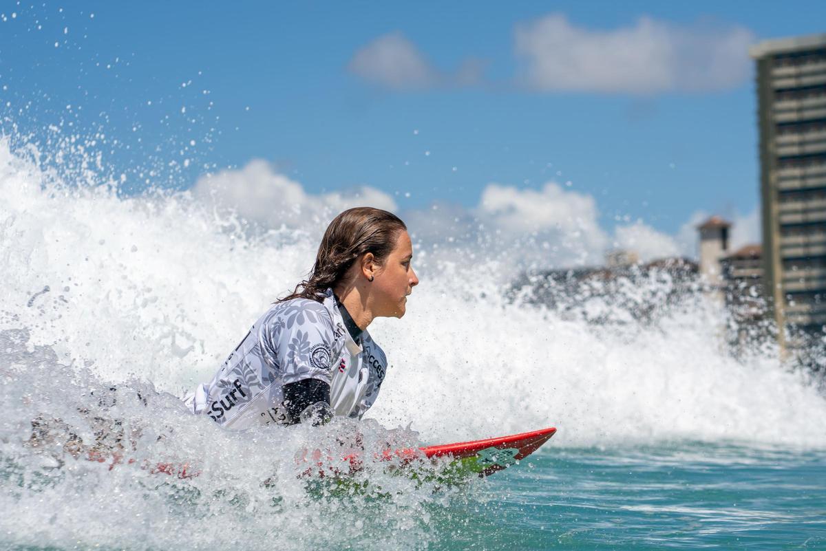 Sarah Almagro surfea las olas de Hawai.