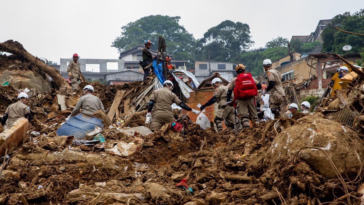 Equipos de rescate durante las lluvias torrenciales de febrero en Río de Janeiro (archivo).