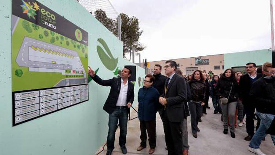 El alcalde de La Nucía, Bernabé Cano, junto a la presidenta de la Diputación, muestra a los asistentes las nuevas instalaciones del ecoparque.