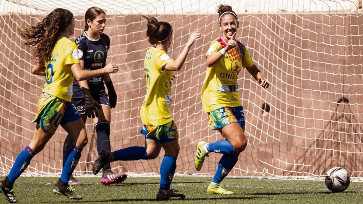 Cora -primera por la derecha- celebra el gol anotado de penalti en el minuto ocho de partido. | | JUAN GRANDE