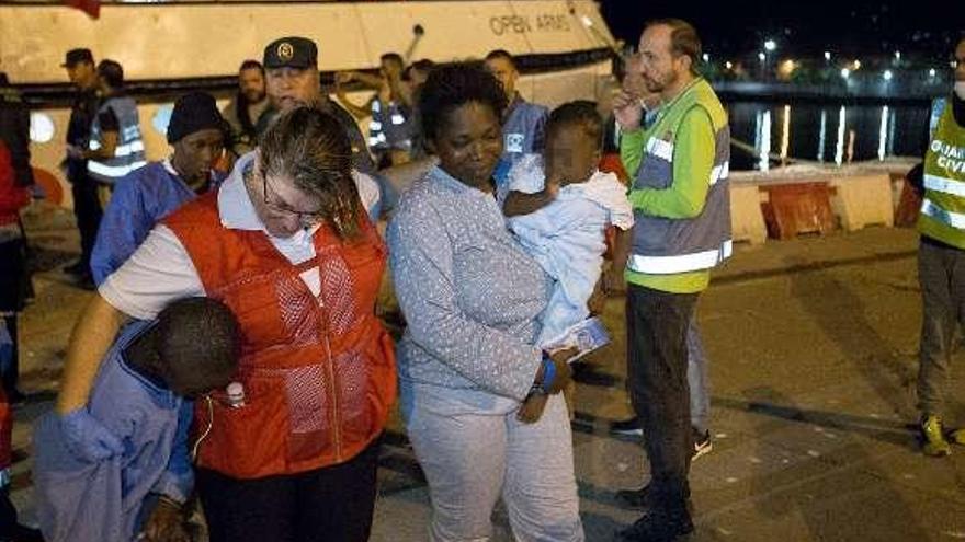 Llegada anoche a Motril de niños y una madre rescatados. // Efe