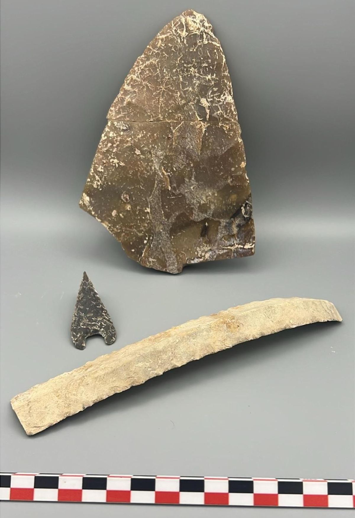 Los investigadores han hallado piezas de sílex, como puntas de flecha, láminas de gran formato y una alabarda excepcional.