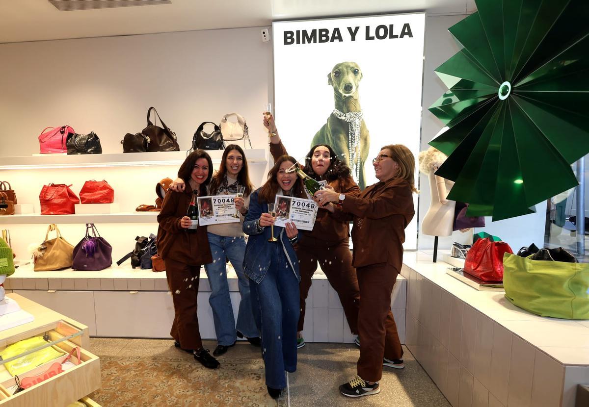 Empleadas de Bimba y Lola en Pontevedra celebran el pellizco del segundo premio de la Lotería de Navidad.
